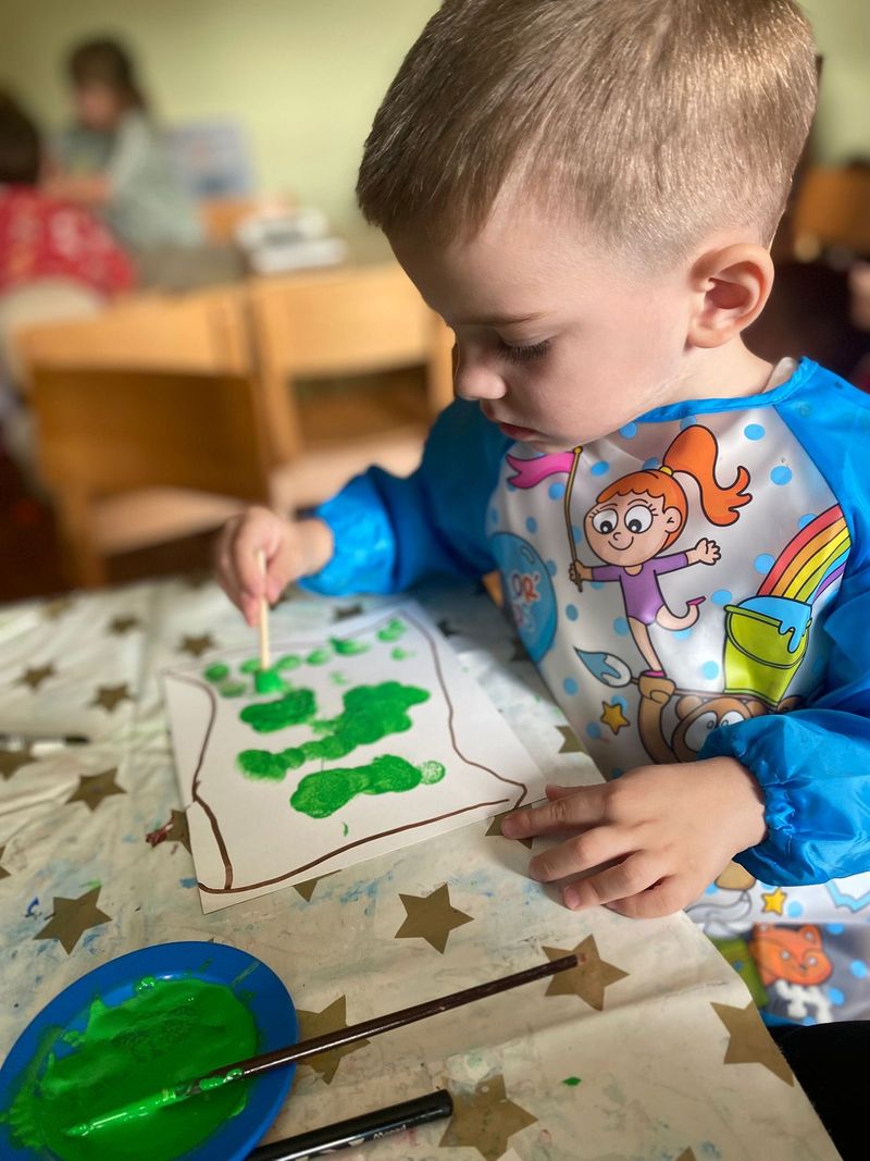 Zvjezdice plove bojama kistova